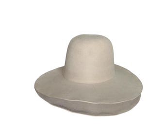 100% rabbit hat body. Bone fur felt. 220 grms.  Pre blocked XL. Ready to ship !