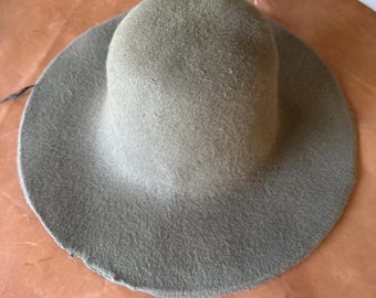100 % rabbit fur hat body. 165 grms. Unpounced. Cocoa