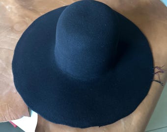 Preblocked Open crown hat bodies with leather sweatband. 200 grms. 100% rabbit fur. Black Ready to ship!