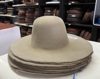 100 % rabbit fur felt. 220 grams. Pounced felt. Khaki/green
