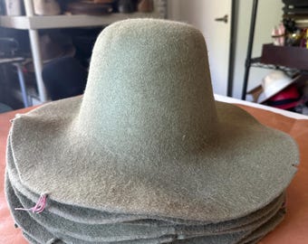 100 % rabbit fur hat body. 200 grms. Unpounced. Olive green