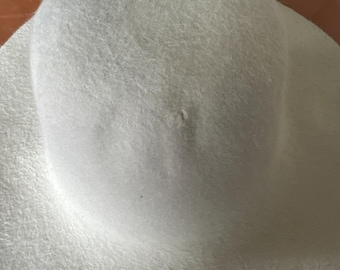 Fur hat body. Imperfect. 220 grms. Unpounced. Cream. Read description!