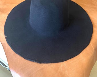 100 % rabbit fur hat body. Imperfect. 200 grms. Pounced. Black