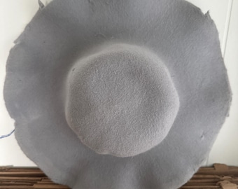 100 % rabbit fur hat body. 185 grms. Unpounced. Imperfect. light gray