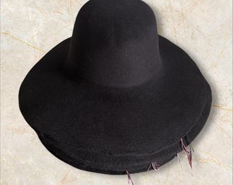 100 % rabbit fur hat bodies. 220 grams. Semi stiff. Black color. Ready to ship !