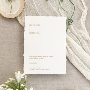 Trouwkaart Aphrodite 10, handgeschept papier, handgemaakt papier, wedding stationery, katoen papier, huwelijk, bruiloft, uitnodiging