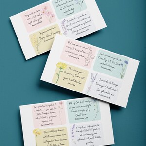 Può includere: Un set di 10 carte di versetti biblici stampabili con disegni floreali. Ogni carta presenta un versetto diverso dalla Bibbia, come "Confida nel Signore con tutto il tuo cuore" e "Rallegratevi sempre, pregate senza interruzione".