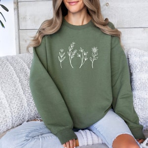 Wildflower Crewneck Sweatshirt Green sweatshirt Retro Olive green sweatshirt Boho Oversized sweatshirt Flower lover Floral Tee