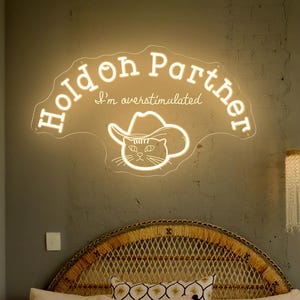 Hold On Partner I&#39;m Overstimulated Neon Sign, Howdy Cat Led Sign, Funny Cat Wall Neon Decor, Trendy Vintage Neon Sign,Cowboy Cat Art Decor
