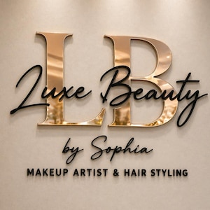Könnte beinhalten: Ein Wandschild für "Luxe Beauty by Sophia", ein Unternehmen für Make-up-Artistik und Haarstyling. Das Schild zeigt große, goldfarbene Buchstaben "LB" mit den Worten "Luxe Beauty" in eleganter Schrift. Darunter stehen "by Sophia" und die Unternehmensbeschreibung in Schwarz.