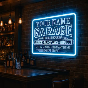 Op de afbeelding: Een rechthoekig neonbord met een heldere blauwe gloed met de tekst YOUR NAME GARAGE, OPEN 24 HOURS, LOUNGE-SANCTUARY-HIDEOUT en SPECIALIZING IN FIXING ANYTHING EXCEPT STUPID, voorzien van twee hamericonen op een donkere bakstenen muur.