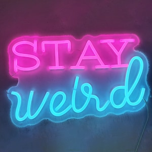 Placa de LED Stay Weird, decoração de parede de quarto artesanal, decoração de arte de parede de quarto, melhor luz de citação, decoração de parede de loja, decoração de garagem, presentes de aniversário