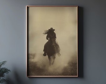 Pode incluir: Uma fotografia sépia de uma mulher a cavalo através de um campo poeirento. A mulher está usando um chapéu de cowboy e está silhuetada contra o céu brilhante.