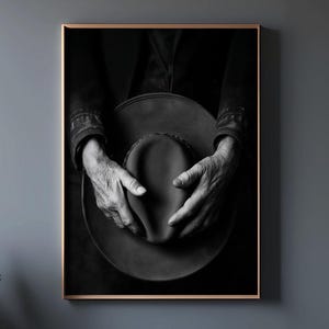 Pu&ograve; includere: Una fotografia in bianco e nero di mani che tengono un cappello a tesa larga. Il cappello &egrave; fatto di un materiale scuro e ha una superficie leggermente strutturata. Le mani della persona sono visibili nell'immagine e stanno tenendo il cappello in un modo che suggerisce che stanno per metterlo in testa.