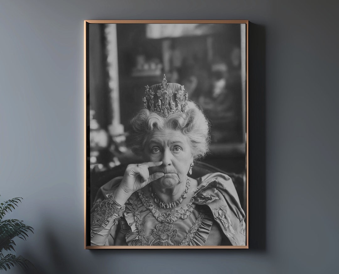 Funny Bathroom Queen Wall Art Decor, Vintage Queen Portrait Gift for ...