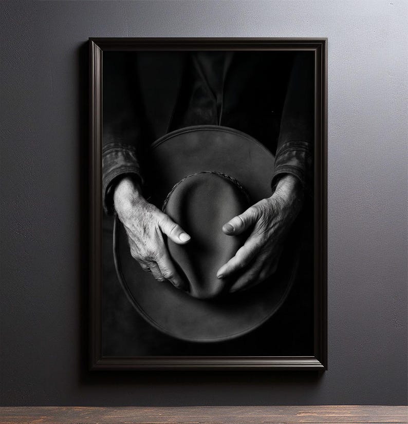 Pu&ograve; includere: Una fotografia in bianco e nero di mani che tengono un cappello a tesa larga. Il cappello &egrave; fatto di un materiale strutturato e le mani della persona sono rugose e invecchiate.