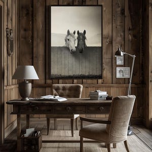 Pu&ograve; includere: Un ufficio in legno rustico con una grande fotografia in bianco e nero incorniciata di due cavalli bianchi che guardano oltre una recinzione. L'ufficio &egrave; dotato di una scrivania in legno con una lampada, una sedia e un archivio.