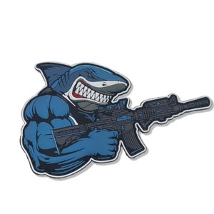 Könnte beinhalten: Ein blauer Hai mit einem bedrohlichen Gesichtsausdruck hält ein schwarzes Gewehr. Der Hai trägt eine schwarze Weste und hat einen muskulösen Körperbau. Das Bild ist eine Illustration im Cartoon-Stil.