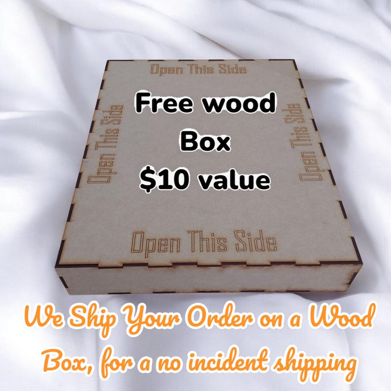 K&ouml;nnte beinhalten: Eine hellbraune Holzkiste mit dem Text "Free wood Box $10 value" in Schwarz. Auf der Kiste stehen die Worte "Open This Side" auf den Seiten. Die Kiste steht auf einer wei&szlig;en Oberfl&auml;che.