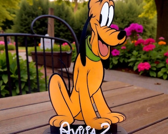 Centros de mesa de madera Pluto - Nombre de madera - Fiesta - Celebración - Decoración - Niño - Cumpleaños - 100 % pintado a mano, no impreso - Planificador de fiestas