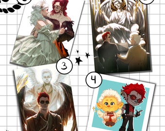 Puede incluir: Cuatro ilustraciones diferentes impresas en cartulina blanca. La primera ilustración muestra a dos personas bailando, una con un vestido blanco y la otra con un vestido negro. La segunda ilustración muestra a un hombre con una túnica blanca y alas de pie sobre una nube. La tercera ilustración muestra a dos hombres, uno con alas negras y el otro con alas blancas. La cuarta ilustración muestra una pequeña criatura amarilla con alas y una criatura pelirroja con una guitarra.