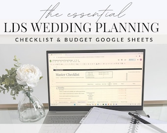 Può includere: Un computer portatile che mostra un foglio di calcolo di Google con il titolo "Master Checklist" e il testo "LDS Wedding Planning Checklist & Budget Google Sheets". Il laptop è su una superficie bianca con un fiore bianco in un vaso di vetro trasparente e un quaderno con una penna.