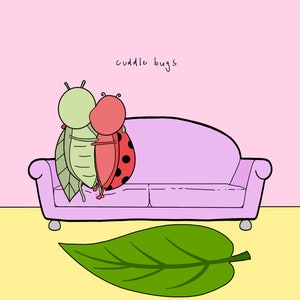 Puede incluir: Dos insectos de dibujos animados, uno verde con alas y una mariquita roja, se abrazan en un sofá morado. El texto "cuddle bugs" está escrito encima de ellos. El sofá está en un suelo amarillo con una hoja verde delante.