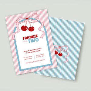 Op de afbeelding: Twee verjaardagsuitnodigingen. De uitnodiging aan de voorkant heeft een roze en witte gestreepte achtergrond met een kersen- en strikillustratie. De tekst luidt "FRANKIE turns TWO". De uitnodiging aan de achterkant heeft een blauw en wit gestreepte achtergrond met een kersen- en strikillustratie.