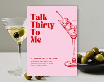 Puede incluir: Una tarjeta de invitación rosa con el texto "Talk Thirty To Me" en rojo. Una ilustración de copa de Martini está a la derecha. La tarjeta también incluye detalles del evento: fecha, hora, dirección e información de confirmación. Una copa de Martini con aceitunas a la izquierda.