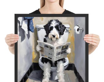 Sheepadoodle sentado en el inodoro del baño / Póster enmarcado
