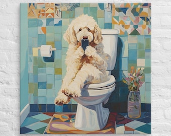 Puede incluir: Un perro blanco se sienta en un inodoro en un baño con paredes de azulejos coloridos. El perro sostiene un teléfono inteligente en sus patas. Hay flores en un jarrón en el suelo.