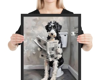 Sheepadoodle sentado en el inodoro del baño / Póster enmarcado