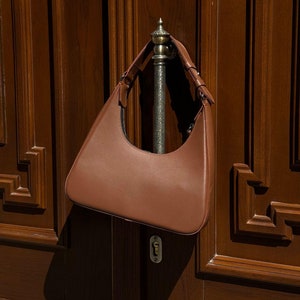 Sac de soirée à bandoulière fait main, petit sac à main en cuir minimaliste, sac d'université en cuir pour femmes, sac demi-rond, sac demi-lune, cadeau d'anniversaire