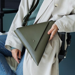 Sac triangle en cuir, sac à bandoulière pour femme, sac géométrique moderne, pochette unique, cadeau pour elle, sac à bandoulière personnalisé, cadeau d'anniversaire