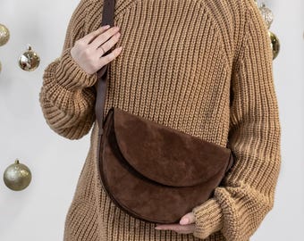 Wildleder Halbmond Crossbody, kleine braune Damenhandtasche, minimalistische Halbmond Geldbörse für sie