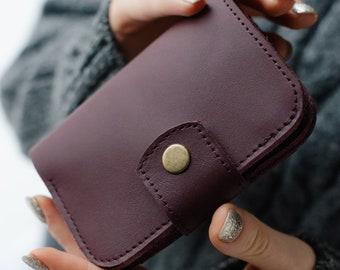 バーガンディレザー二つ折り財布：個性的なコンパクトデザイン - Etsy 日本