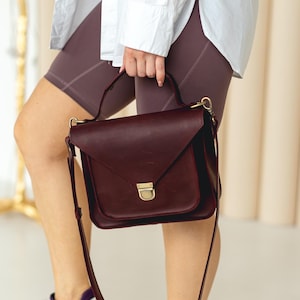 Cartable en cuir pour femme décontractée, sac à bandoulière personnalisé, sac messager, sac de tous les jours, cadeau d'anniversaire pour elle, sac à main en cuir bordeaux