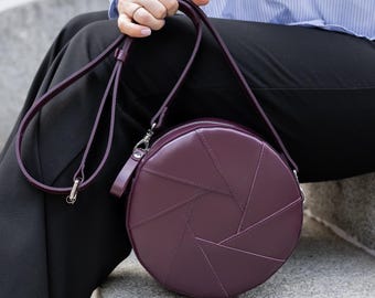 レザーの小さなサークル型クロスボディ、バーガンディ色のラウンド型財布、女性用のパーソナライズされたミニバッグ