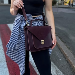 Minimalistische Leder Tagestasche, Crossbody Handtasche, Messenger Tasche, Crossbody College Tasche, personalisiertes Geschenk für Frau, Geschenk für sie