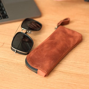 Genuine leather sunglasses case, minimalist glasses protector, sunglasses pouch, gift for girlfriend, leather accessories, eyeglass sleeve