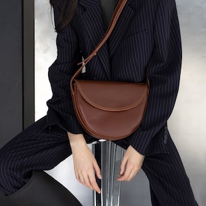 Frauen Halbmond Ledertasche, Umhängetasche, Muttertagsgeschenk, Crossbody Handtasche, kleine College Tasche, halbrunde Tasche