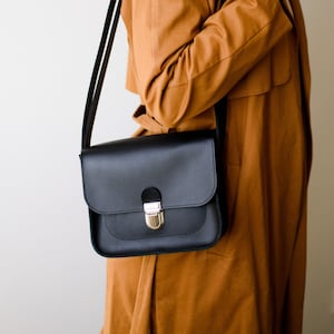 Sac pour femme en cuir minimaliste noir, sac à bandoulière en cuir, petit sac de tous les jours, sac à main de créateur, cadeau d'anniversaire, cadeau d'anniversaire
