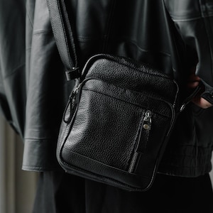Sac à bandoulière pour homme, petit sac messager, sac en cuir noir, cadeau de Noël pour lui, sac à main pour homme de tous les jours, sac personnalisé, sac minimaliste