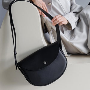 Schwarze Leder Crossbody Tasche, Frauen Umhängetasche, Halbmond Tasche, Geschenk für Freundin, Minimalistische Tasche, handgemachte Alltagstasche