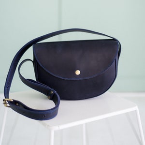 Echtleder personalisierte Tasche, Damen Umhängetasche, handgemachte Halbmondtasche, Crossbody Geldbörse, Jubiläumsgeschenk für sie, Halbmondtasche