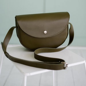 Minimalistische Crossbody Tasche, Rea Leder Halbmond Tasche, Frauen Stadt Tasche, Jubiläum Geschenk, moderne Halbmond Tasche, handgemachte Tasche, Freundin Geschenk