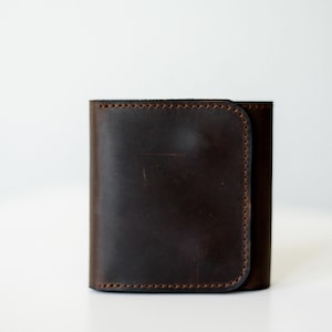 Minimalistische personalisierte Brieftasche für die Vordertasche, kleine schlanke Brieftasche, dreifache Brieftasche für Herren, Geschenk für Ehemann, Kartenhalter aus Leder, Geschenk für Vater