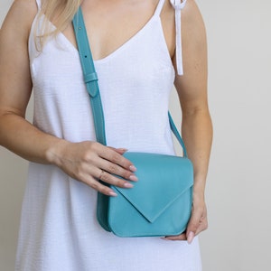 Hellblaue Leder Crossbody Geldbörse, kleine Leder Umhängetasche, Minimalistische Tasche, Freundin Geschenk, Alltagstasche für Sie, Mini Tasche