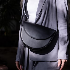 Umhängetasche aus schwarzem Leder, halbrunde Handtasche, Umhängetasche für den Alltag, minimalistische Stadttasche, Weihnachtsgeschenk