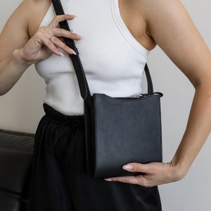Leder Handytasche, Handytasche, schwarze Schultertasche, Mini Tasche, Crossbody minimalist Tasche, Beuteltasche aus Leder, personalisierte Tasche